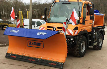 Unimog der Stadtbetriebe im Winterdienst